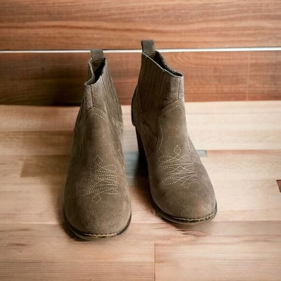 Shoes - Franco Fortini Suede Chelsey ankle boot size 9